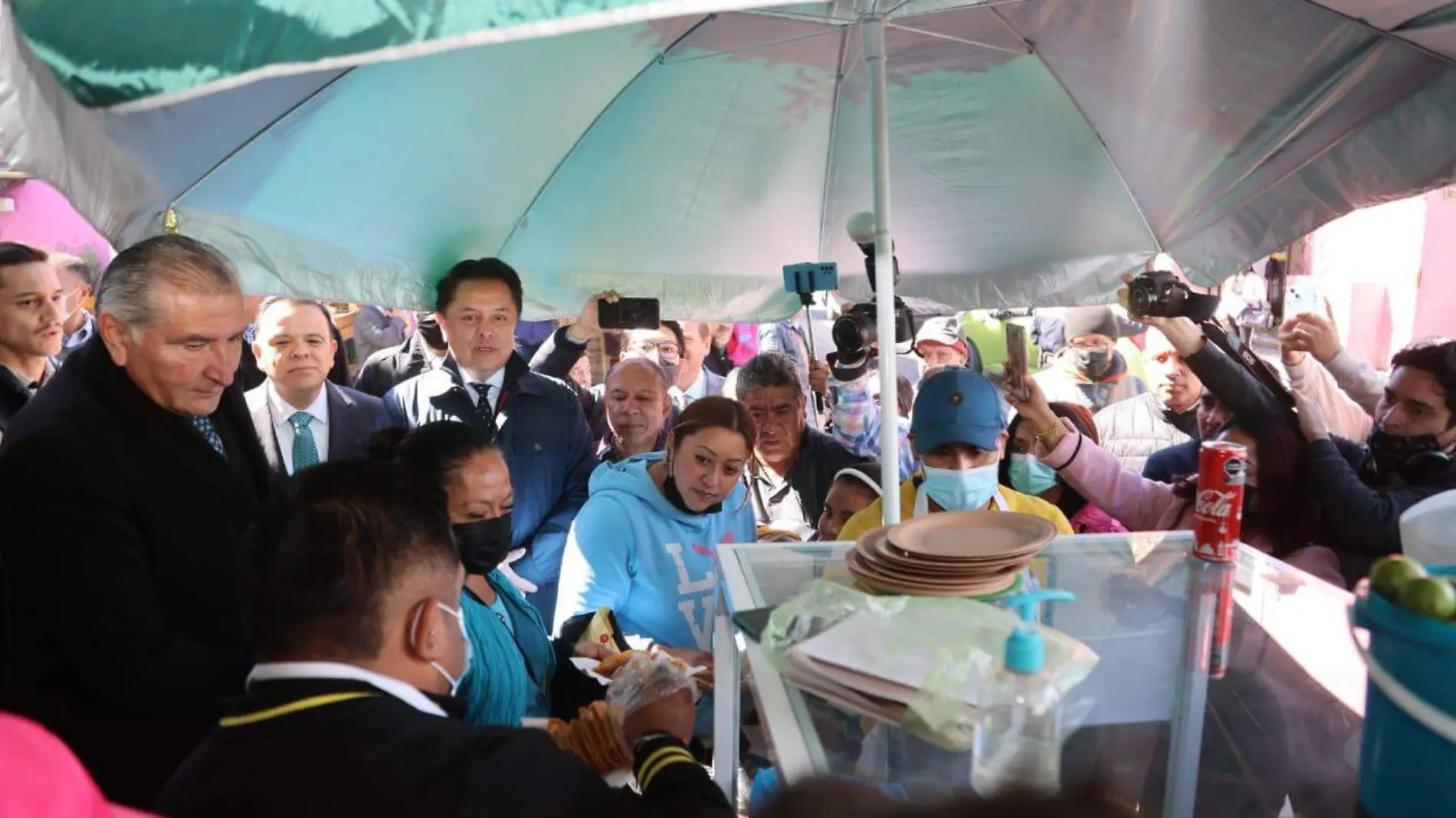 Adán Augusto López degusta tacos de canasta en su visita a Tlaxcala 2